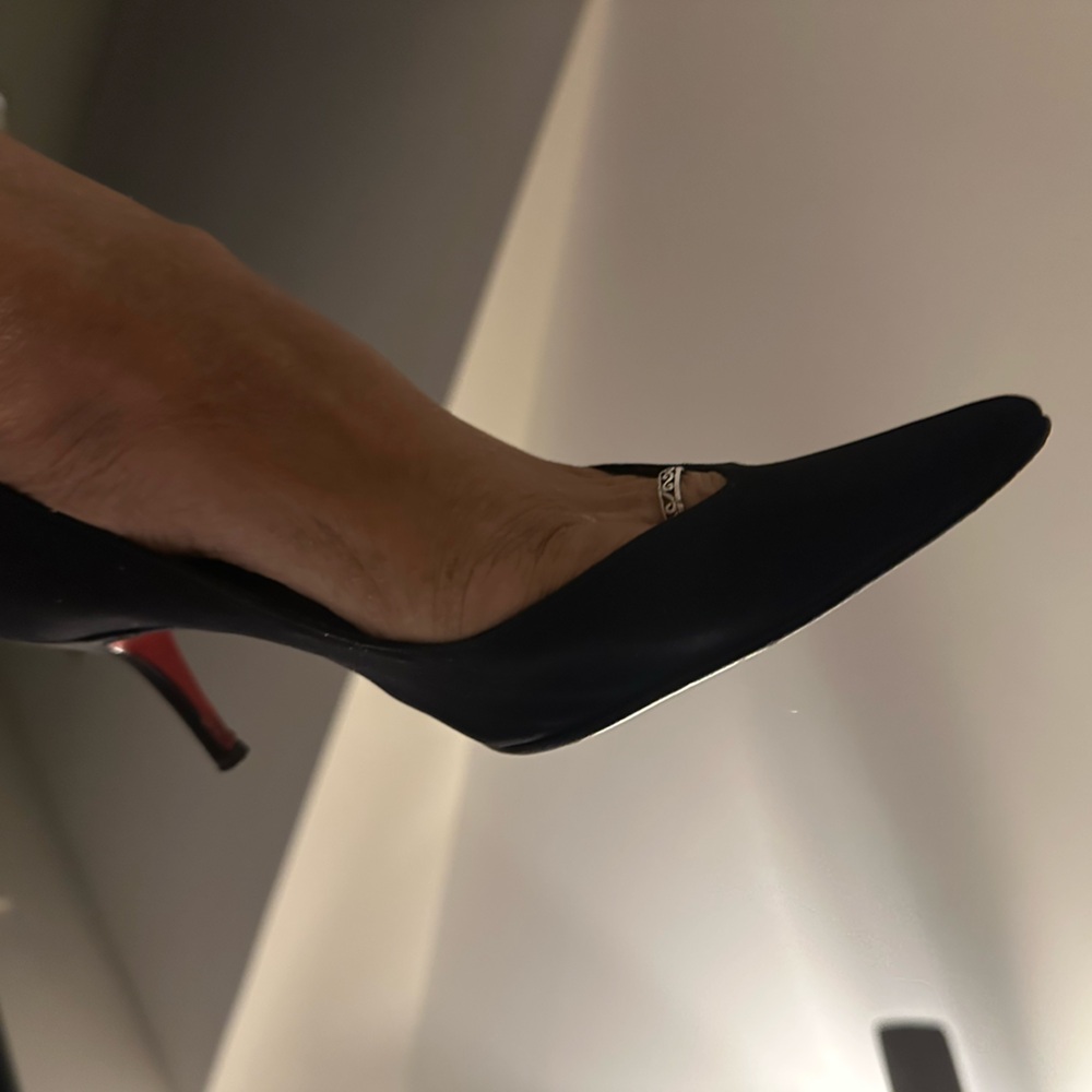 🔥CHRISTIAN LOUBOUTIN Sz 38. pointy-toe pumps. 2-1/2” heel. Beautiful&elegant!